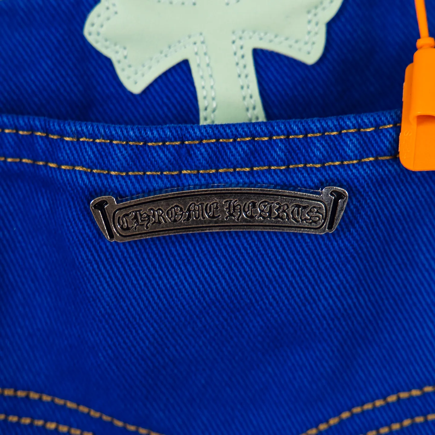 P270 Chrome hearts｜ch Chrome Hearts London-limited dopamine blue leather jeans - charming dopamine personality jeans, indispensable for fashionistas, the same model for celebrities, and a model touted by many bloggers. This new pair of pants is perfect in terms of shape and upper body. It is no exaggeration to say that making a pair of jeans is equivalent to the time of making 20 short-sleeved jeans. The fabric is made of high-quality imported denim. It has a unique high-end texture. I am very satisfied with it after washing and proofing several times. Style number: 1751# Color: Dopamine blue Size: 28 30 32 34